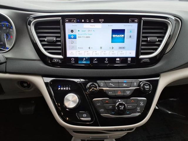 Used 2023 Chrysler Pacifica Touring-L FWD image 18