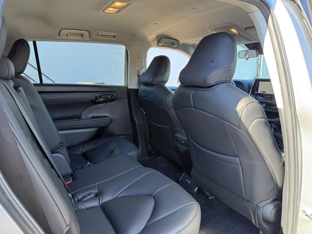 Used 2023 Toyota Highlander LE image 12