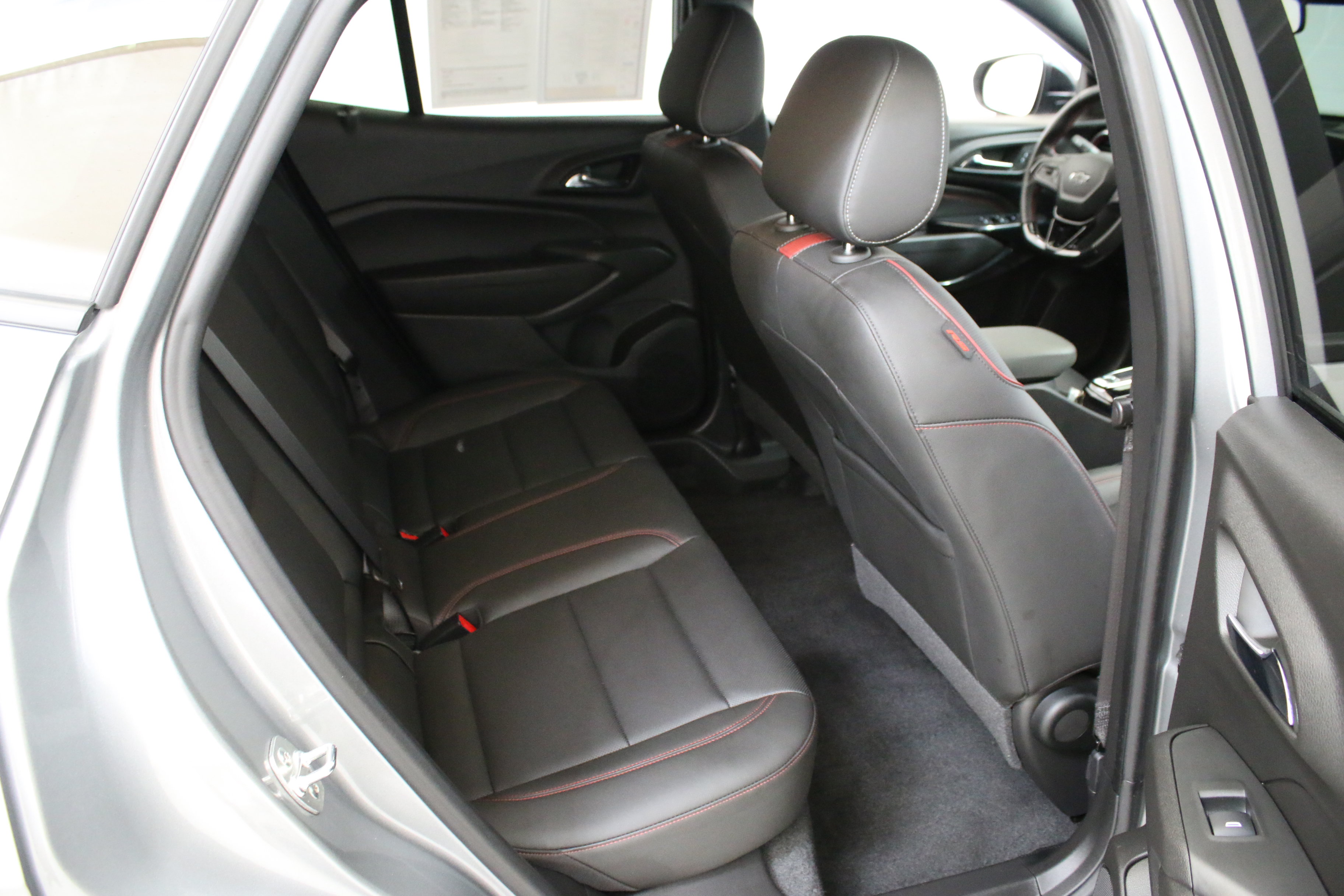 Used 2024 Chevrolet Trax RS w/ Sunroof Package FWD image 31