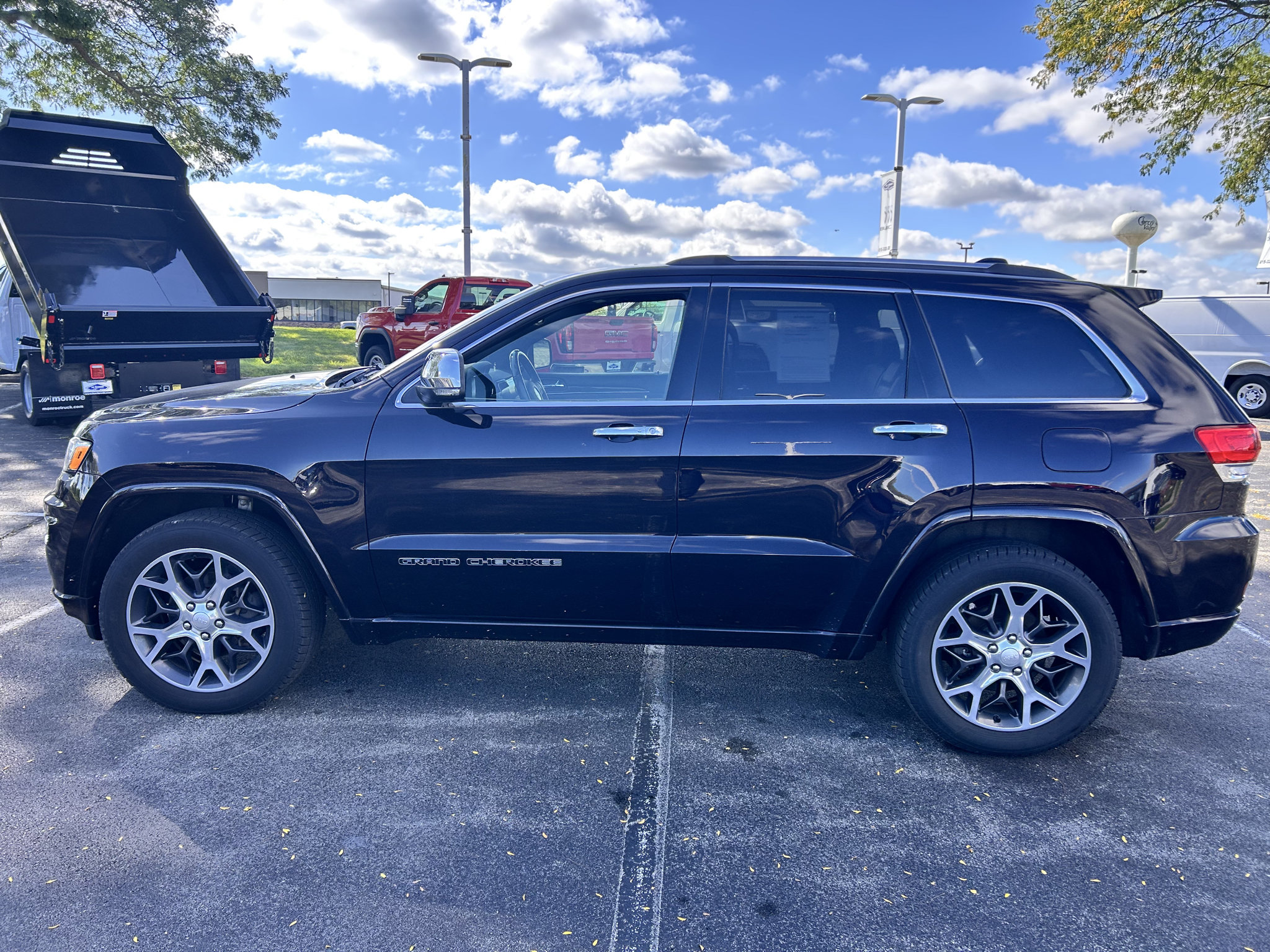 Used 2019 Jeep Grand Cherokee Overland AWD/4WD image 8