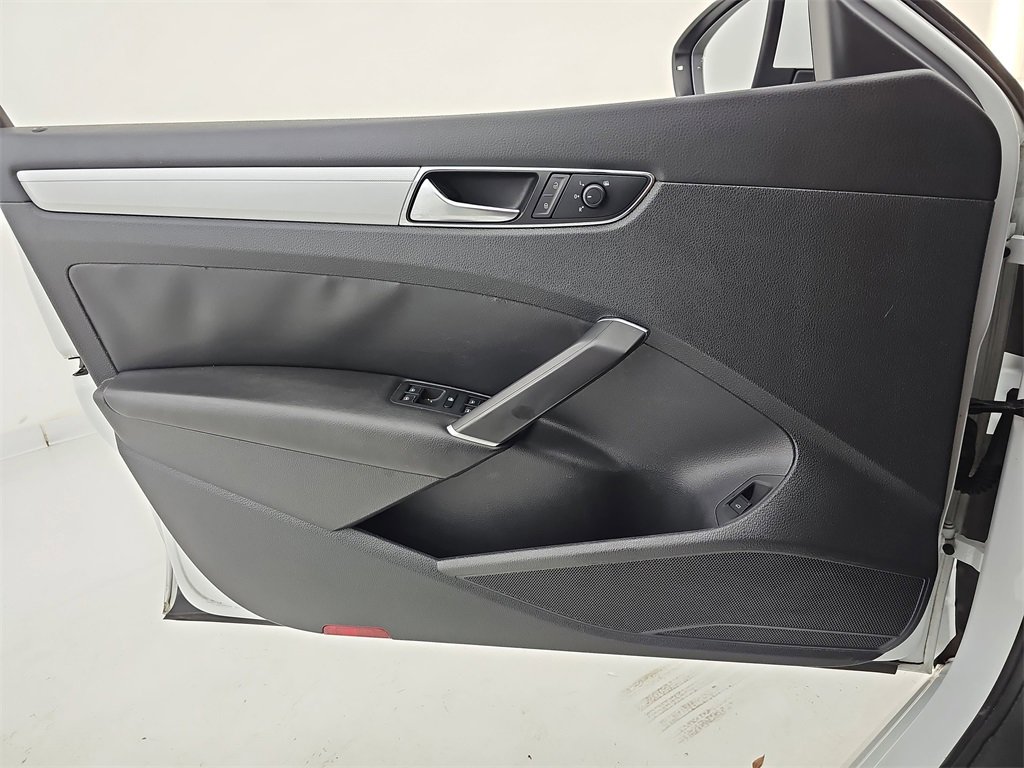 Used 2019 Volkswagen Passat 2.0T Wolfsburg w/ Wheels & Sunroof Package image 29