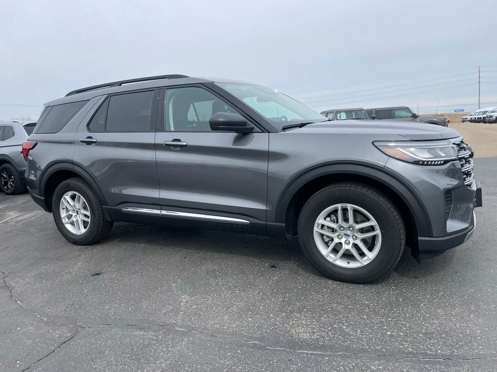 Used 2025 Ford Explorer Active image 2