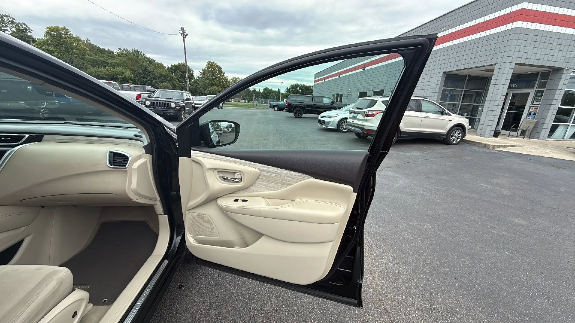 Used 2015 Nissan Murano S w/ Cargo Package w/Cover image 16