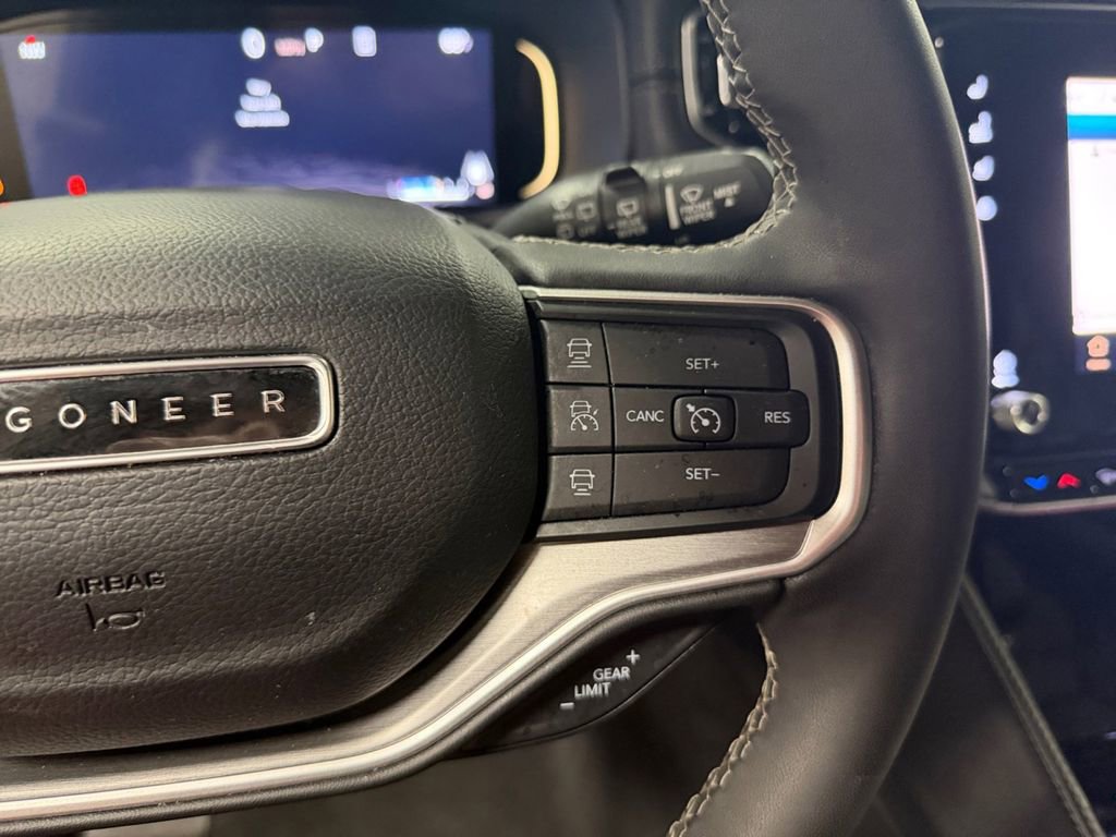 Used 2025 Jeep Wagoneer L Series III AWD/4WD image 32