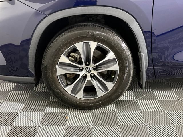 Used 2022 Toyota Highlander XLE FWD image 11