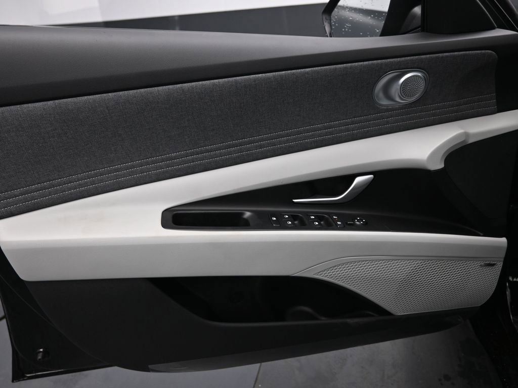 Used 2025 Hyundai Elantra Limited FWD image 27