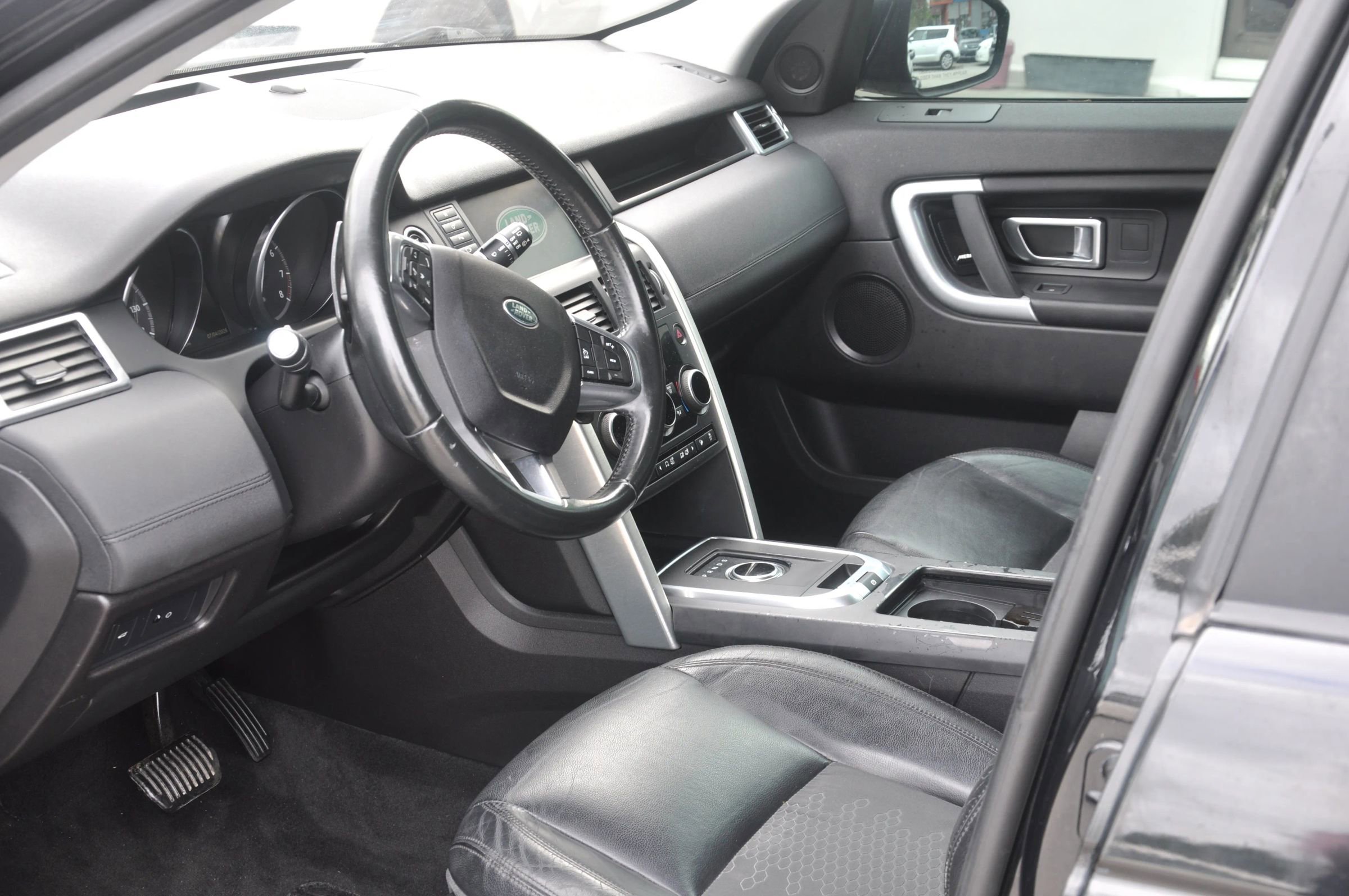 Used 2017 Land Rover Discovery Sport SE image 15