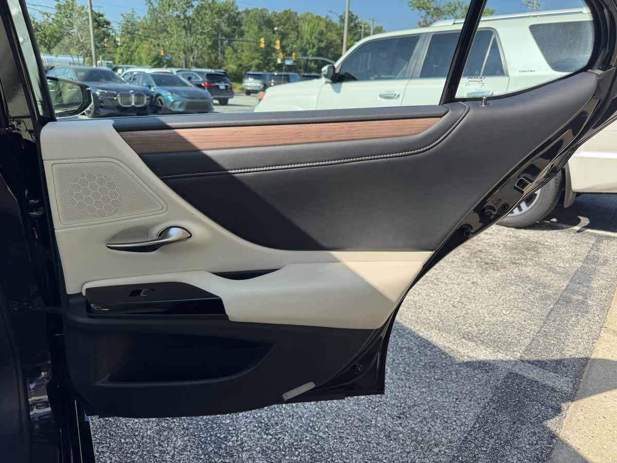 Used 2023 Lexus ES 350 w/ Premium Package FWD image 31