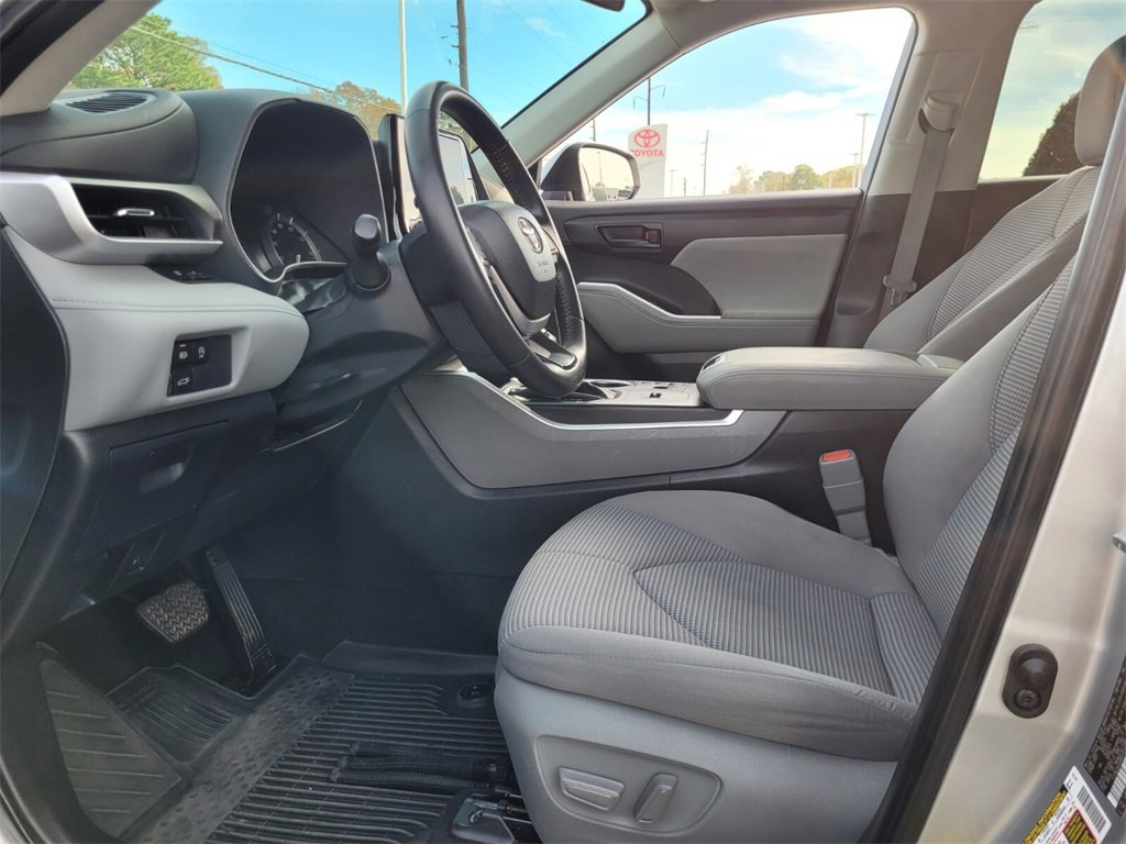 Certified 2024 Toyota Highlander LE image 4