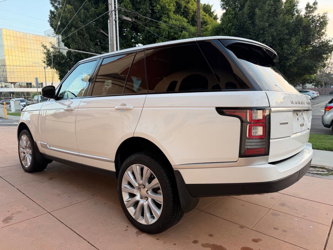 Used 2015 Land Rover Range Rover Supercharged AWD/4WD image 3