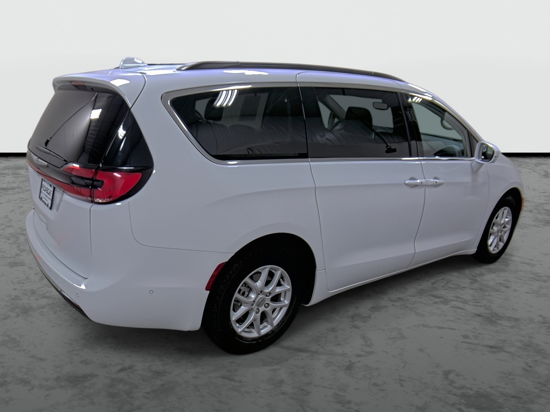 Used 2022 Chrysler Pacifica Touring-L w/ Uconnect Theater Family Group FWD image 4