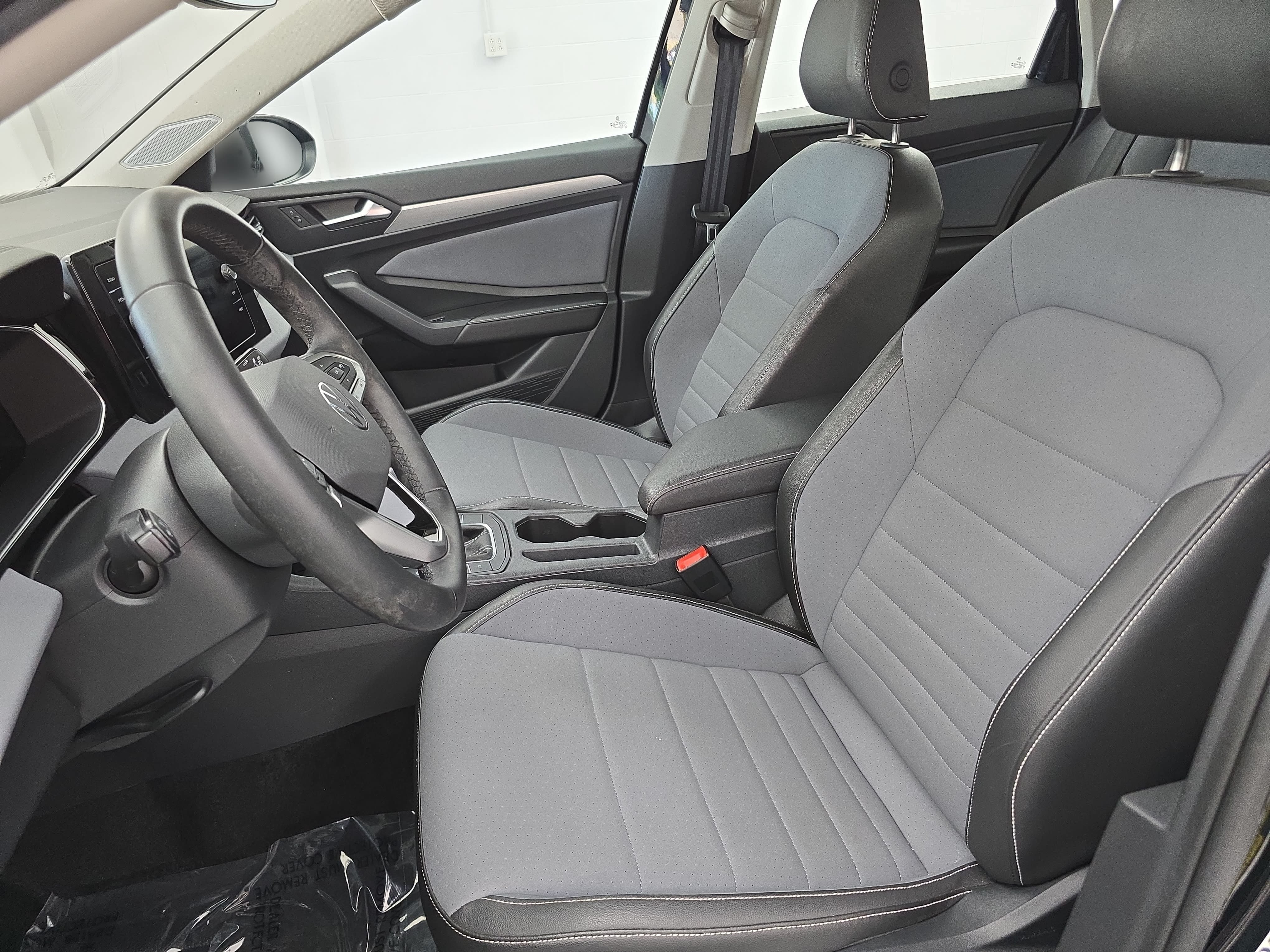 Certified 2025 Volkswagen Jetta SE w/ Sunroof Package FWD image 14