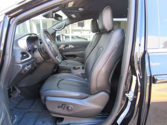Used 2025 Chrysler Pacifica Select image 14