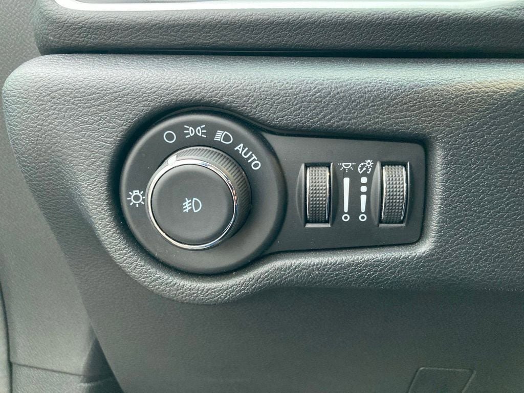 Used 2025 Chrysler Pacifica Select FWD image 14