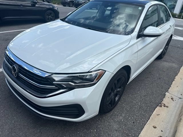 Certified 2024 Volkswagen Jetta SE w/ Panoramic Sunroof Package FWD image 3