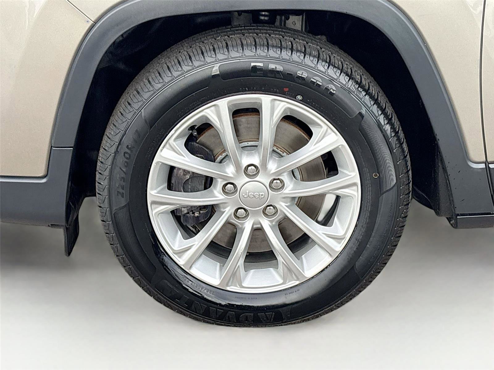 Used 2019 Jeep Cherokee Latitude w/ Popular Appearance Group image 31