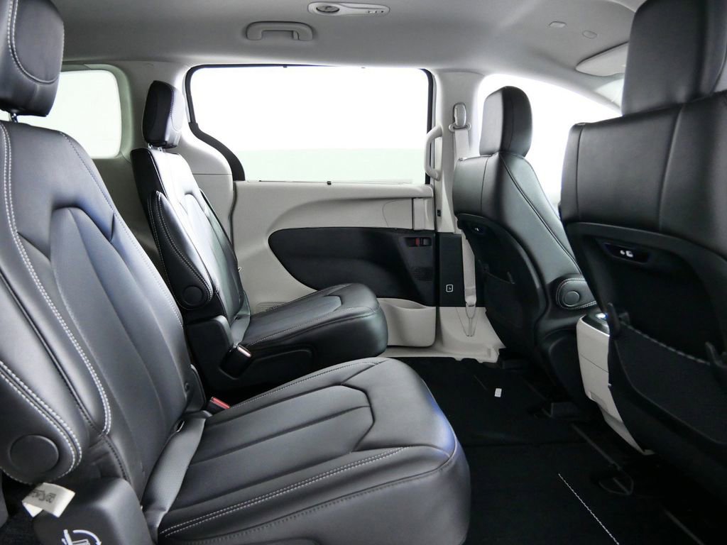New 2024 Chrysler Pacifica Touring-L image 25