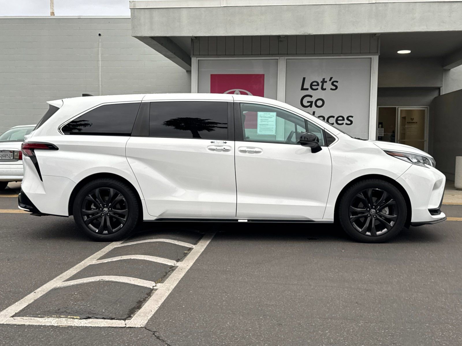 Used 2023 Toyota Sienna XSE image 6