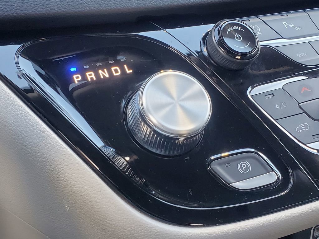 Used 2024 Chrysler Pacifica Touring-L image 30