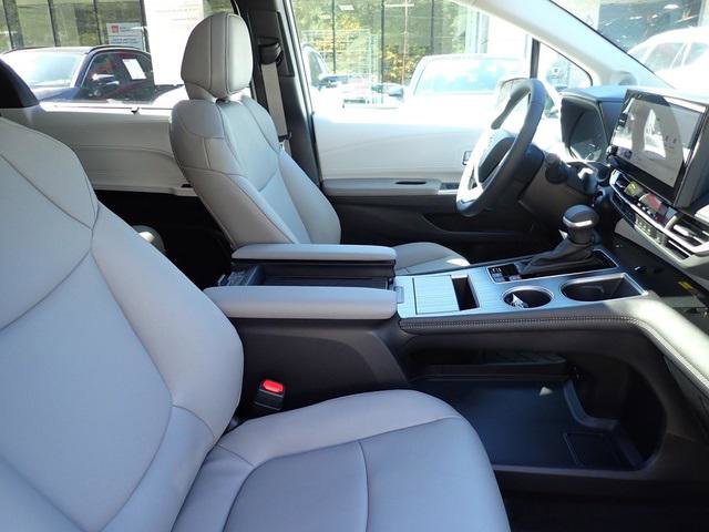 Certified 2025 Toyota Sienna XLE image 3