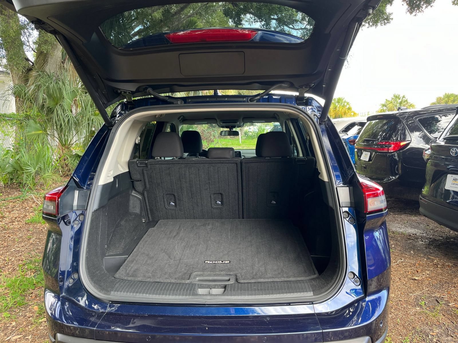 Used 2025 Nissan Rogue SV FWD image 31