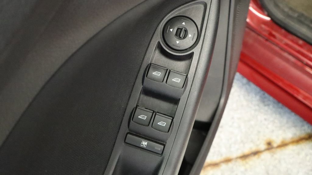 Used 2015 Ford Focus SE w/ SE Sport Package image 21
