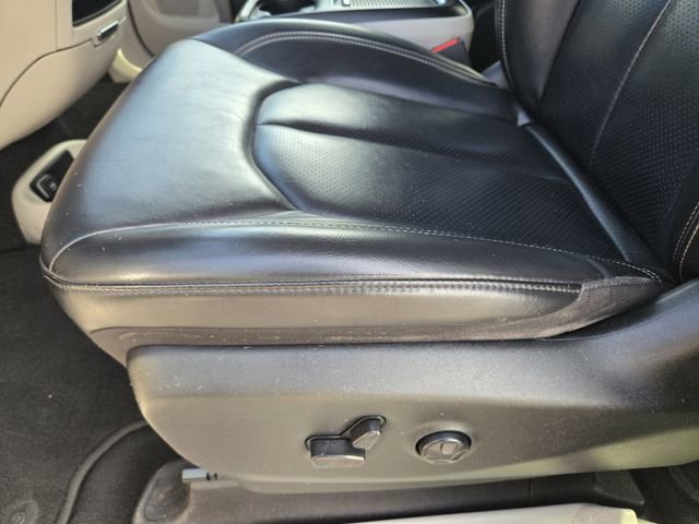 Used 2023 Chrysler Pacifica Touring-L image 23