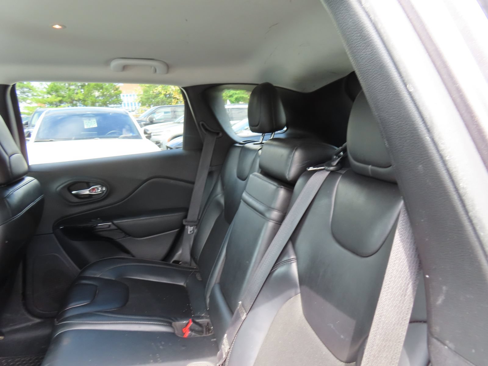 Used 2019 Jeep Cherokee Latitude Plus AWD/4WD image 28