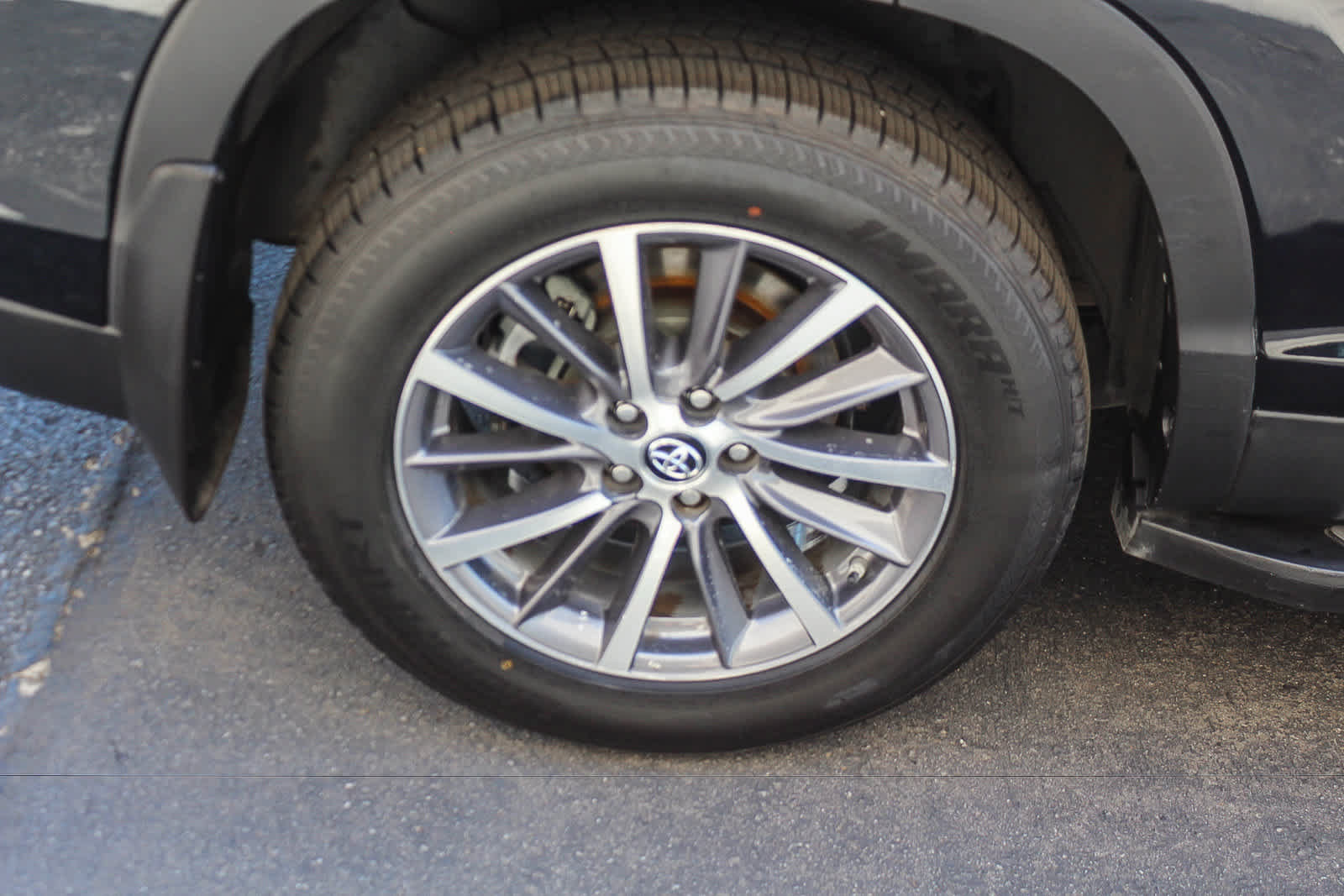 Used 2019 Toyota Highlander XLE FWD image 11