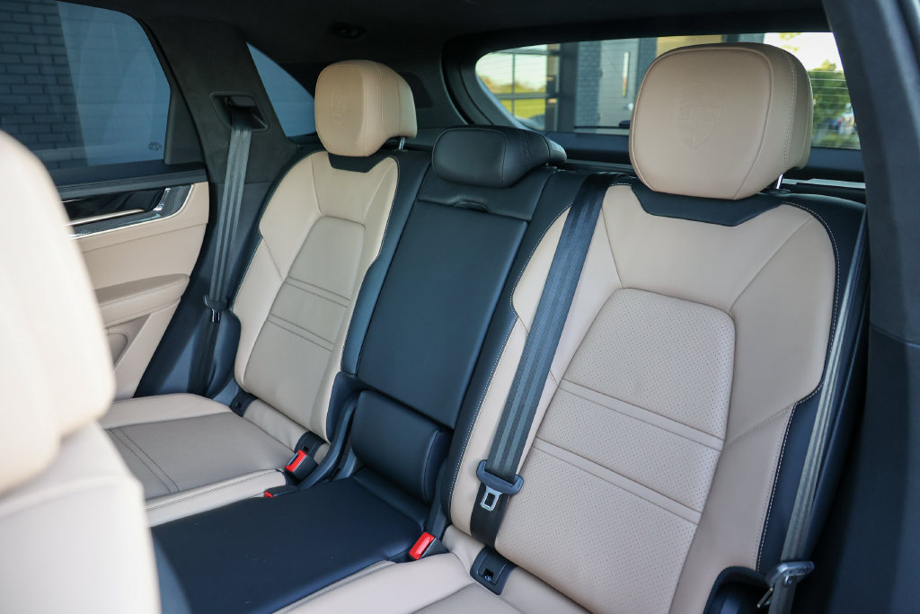Certified 2025 Porsche Cayenne Turbo AWD/4WD image 32