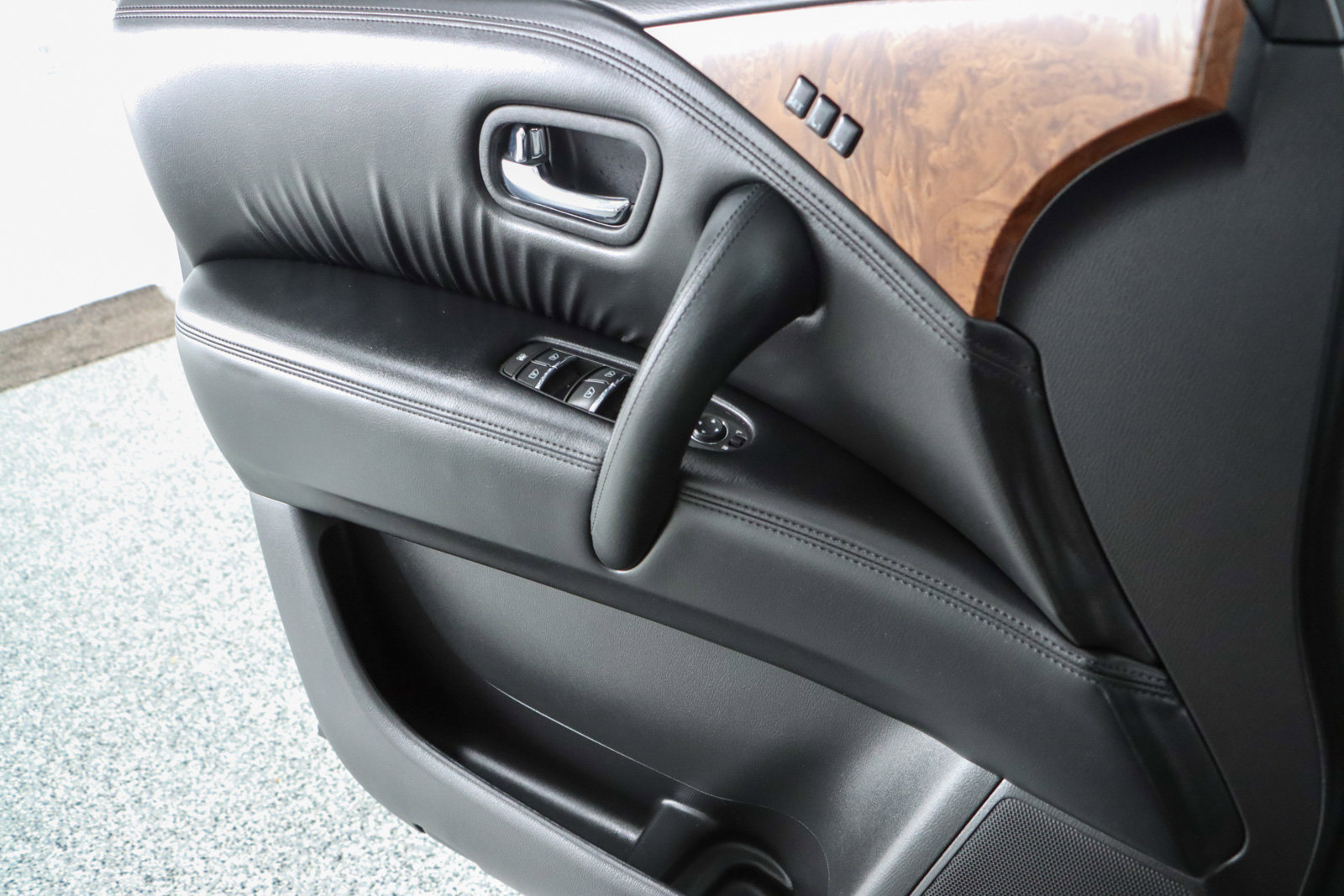 Used 2024 Nissan Armada SL w/ Captain's Chairs Package image 23