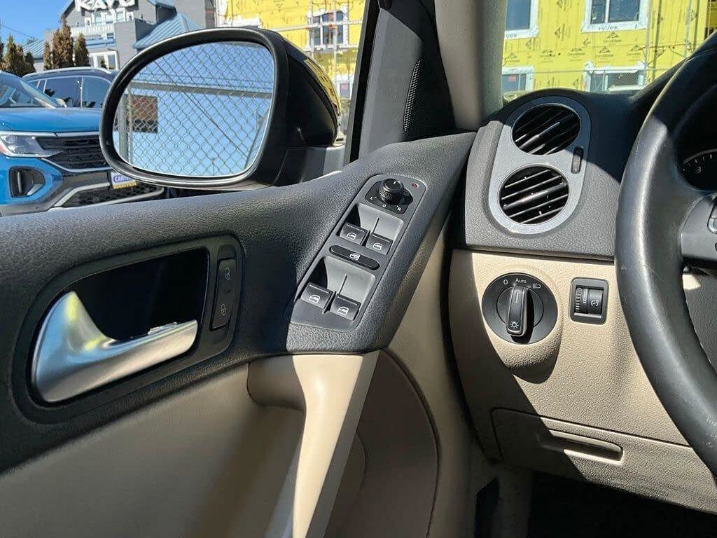 Used 2017 Volkswagen Tiguan S image 23