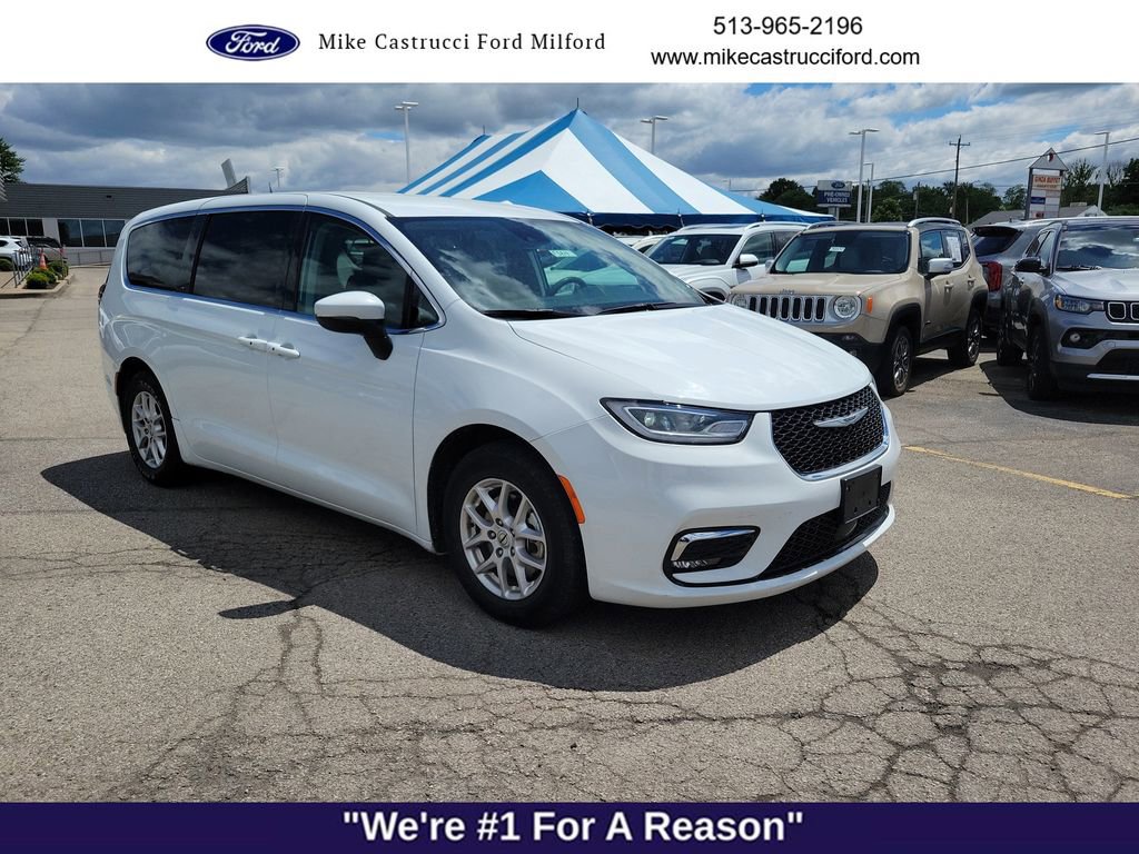 Used 2023 Chrysler Pacifica Touring-L FWD image 7