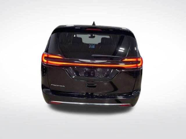 Used 2024 Chrysler Pacifica Touring-L image 5