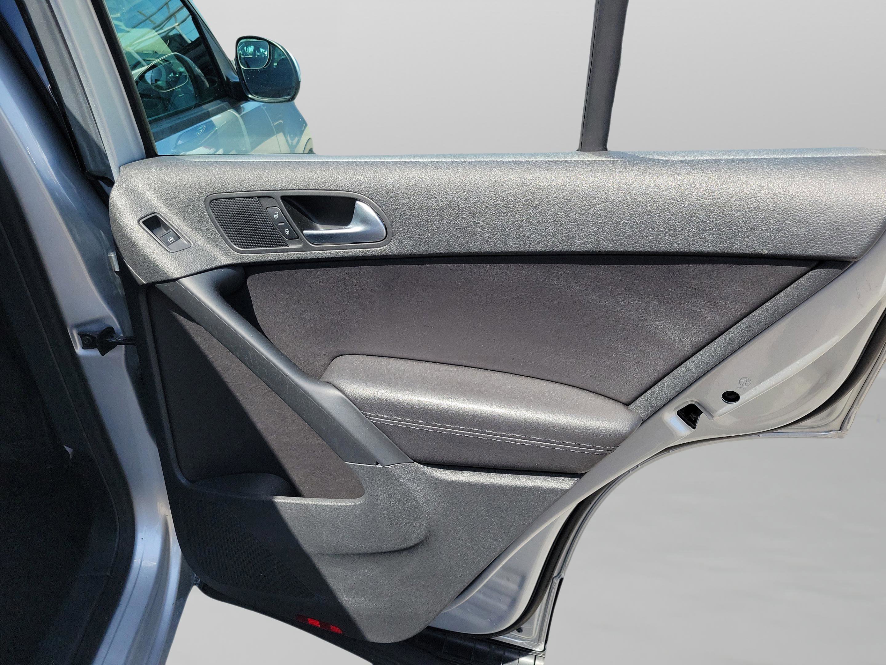 Used 2017 Volkswagen Tiguan S image 32