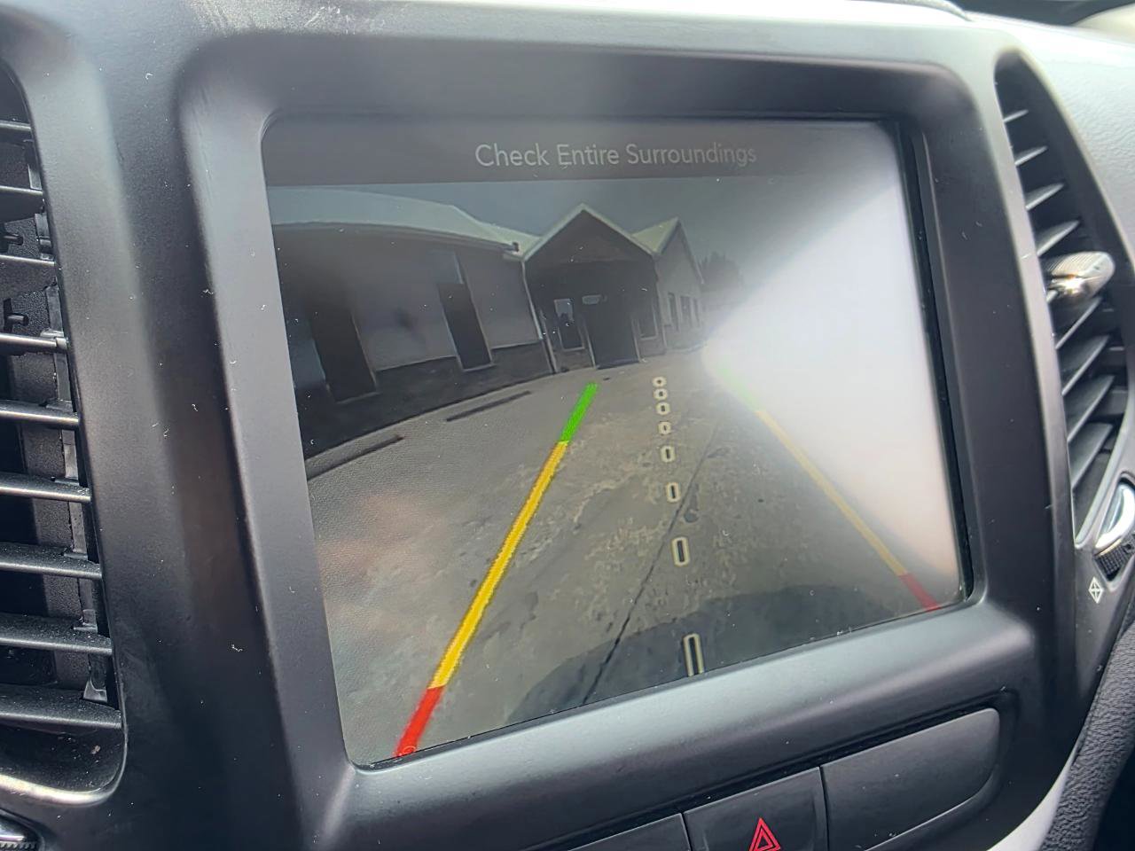 Used 2018 Jeep Cherokee Latitude Plus FWD image 3
