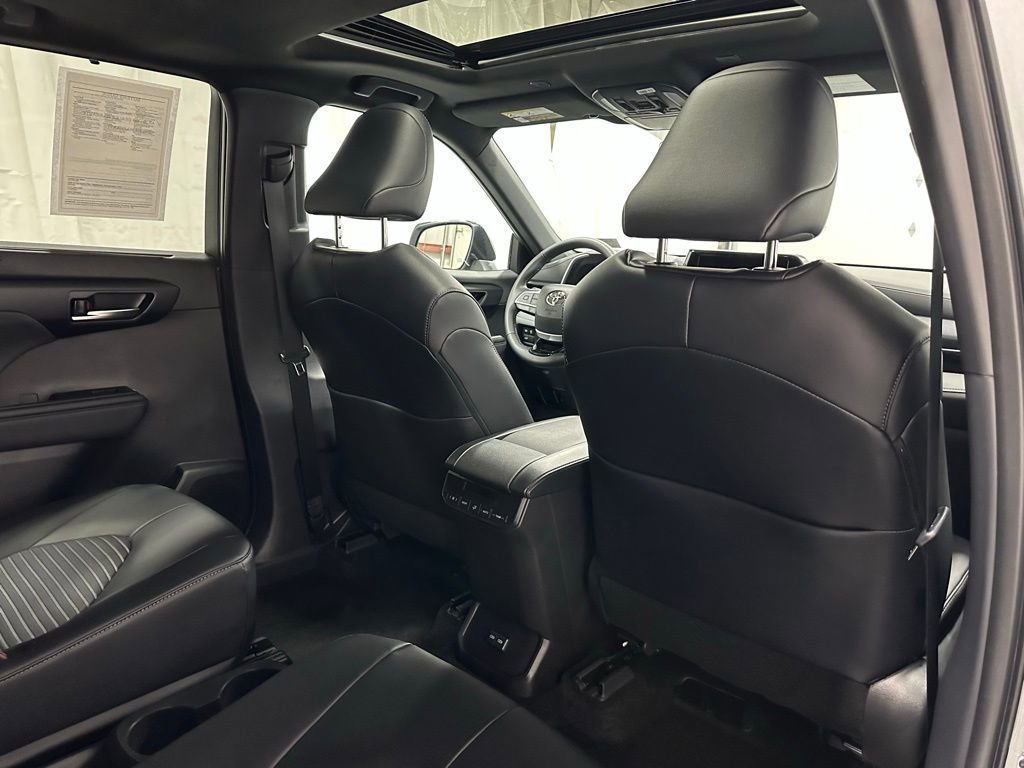 Used 2025 Toyota Highlander XSE AWD/4WD image 59