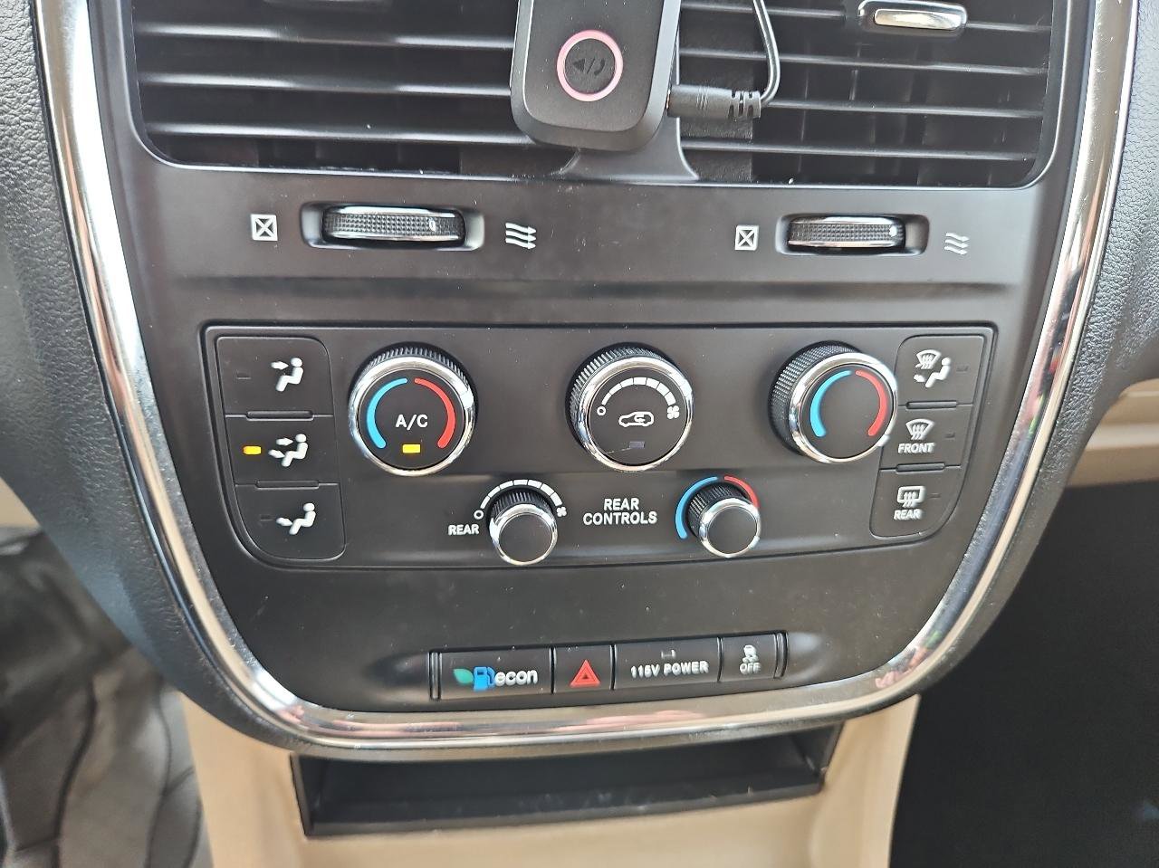 Used 2014 Dodge Grand Caravan SXT image 32