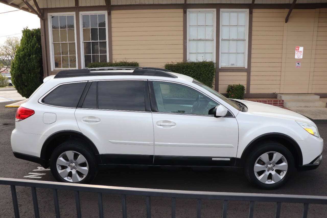 Used 2011 Subaru Outback 2.5i Premium AWD/4WD image 7