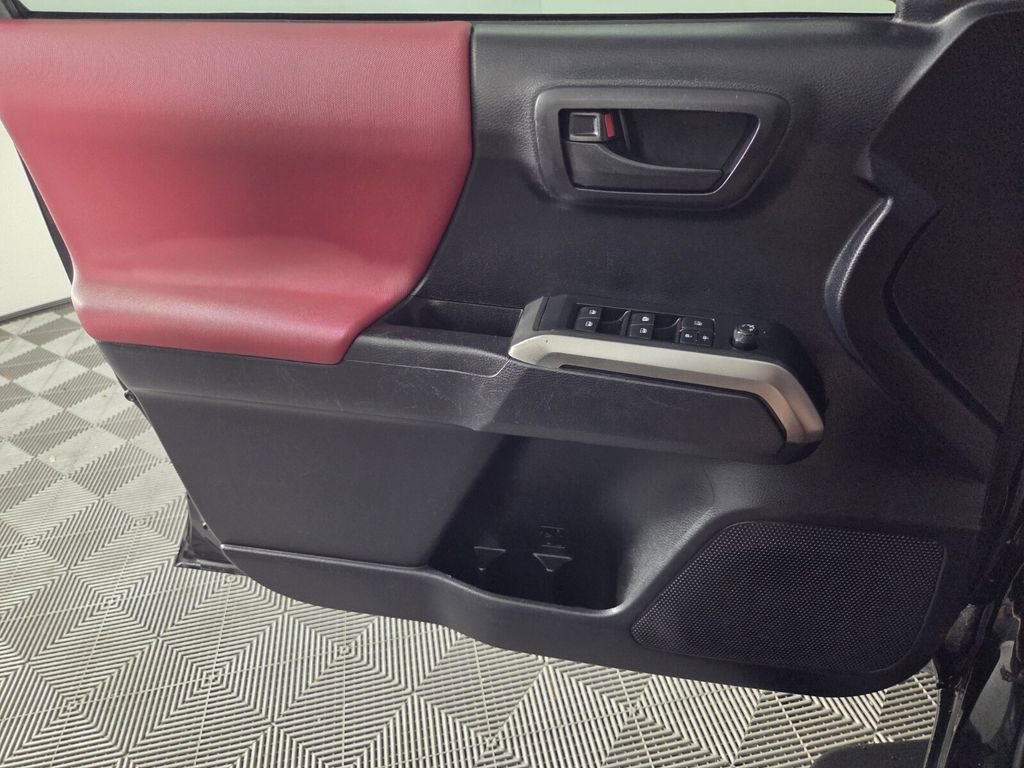 Used 2020 Toyota Tacoma SR5 RWD image 22