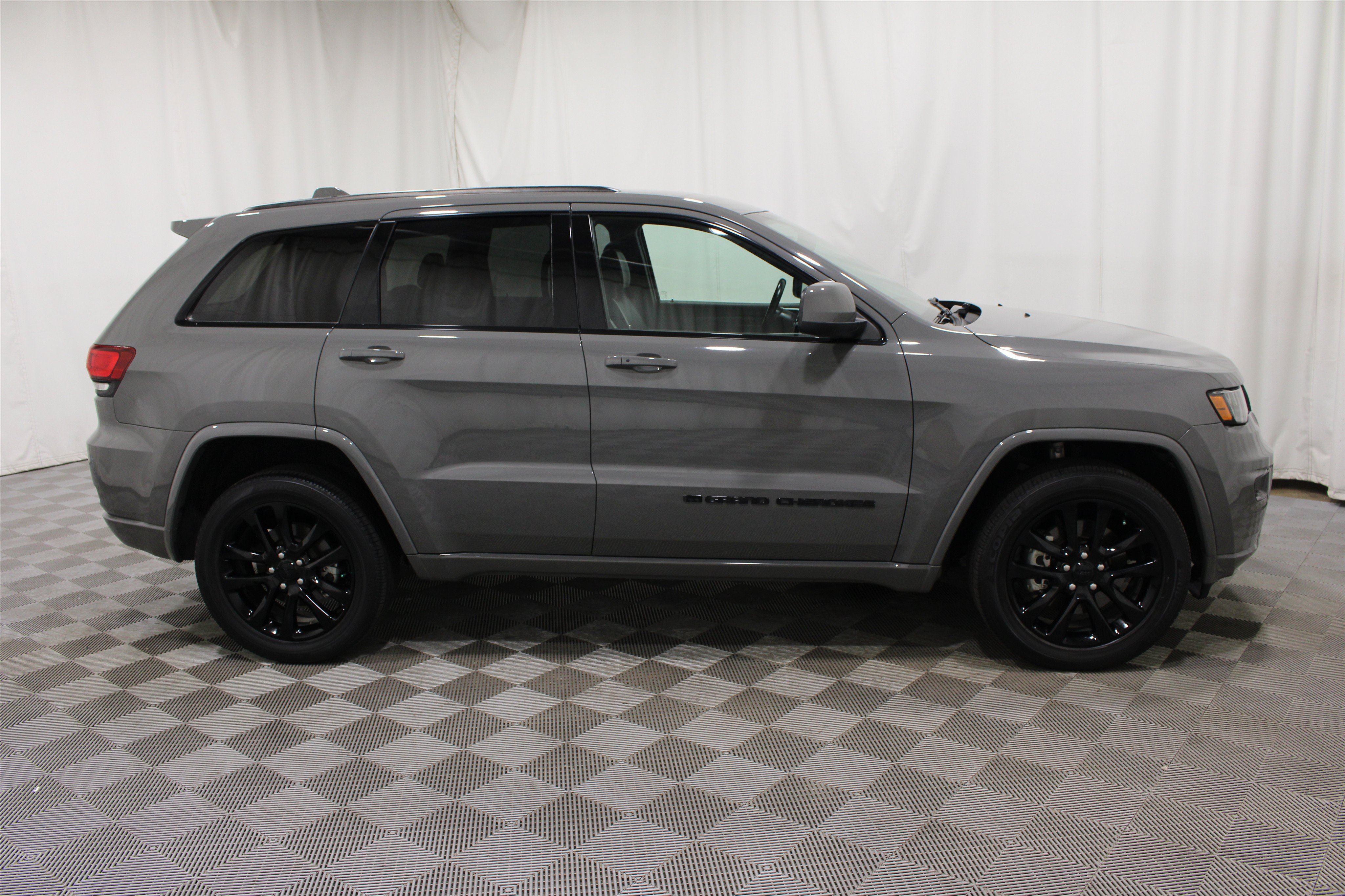 Used 2022 Jeep Grand Cherokee Laredo X AWD/4WD image 30