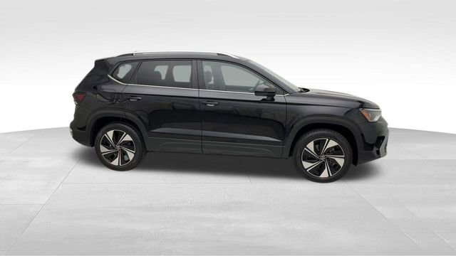 Certified 2025 Volkswagen Taos SE image 10