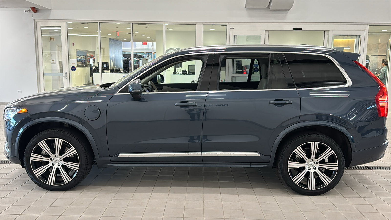 Used 2025 Volvo XC90 T8 Plus w/ Protection Package AWD/4WD image 8