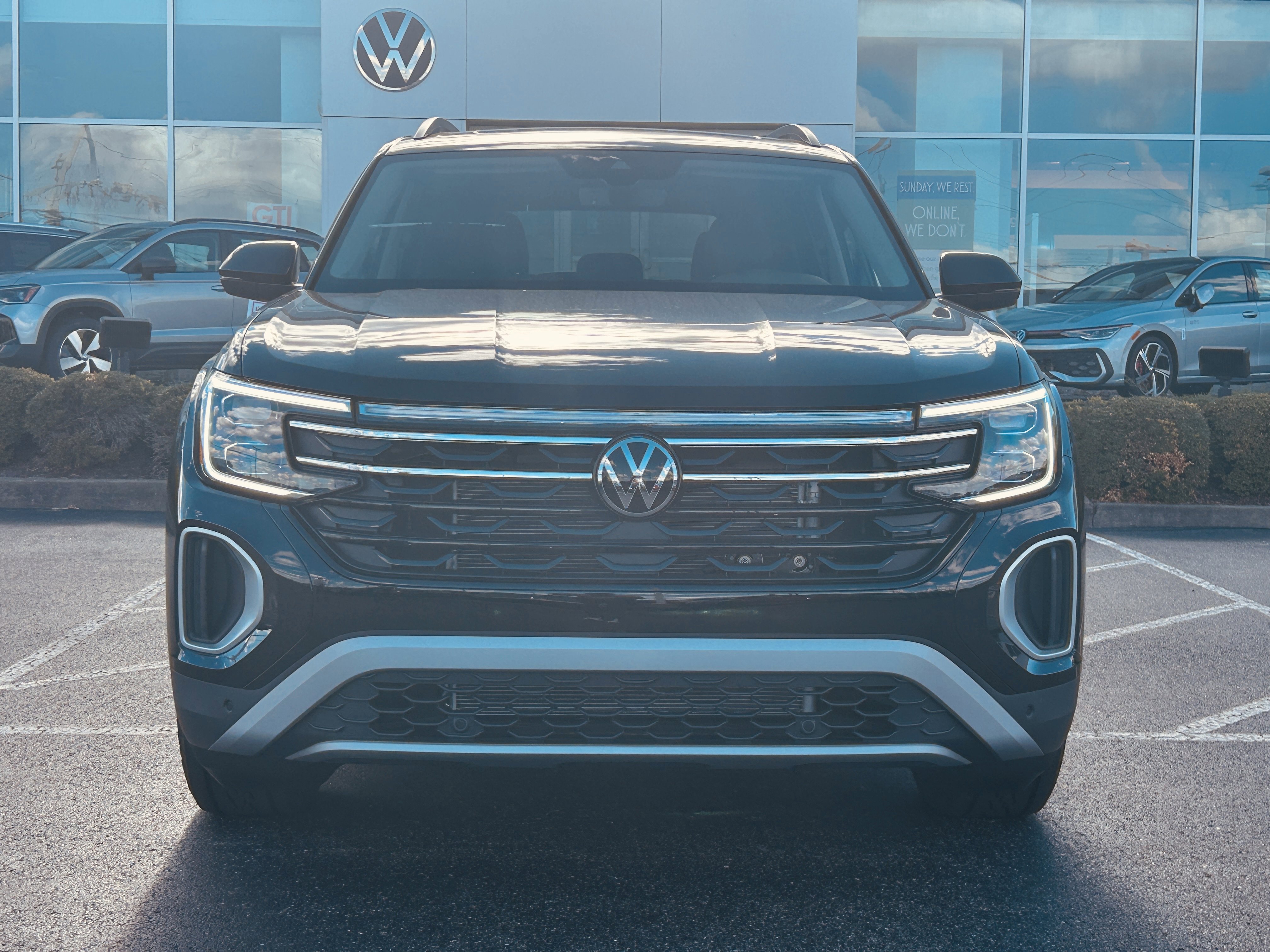 New 2026 Volkswagen Atlas Peak Edition image 2