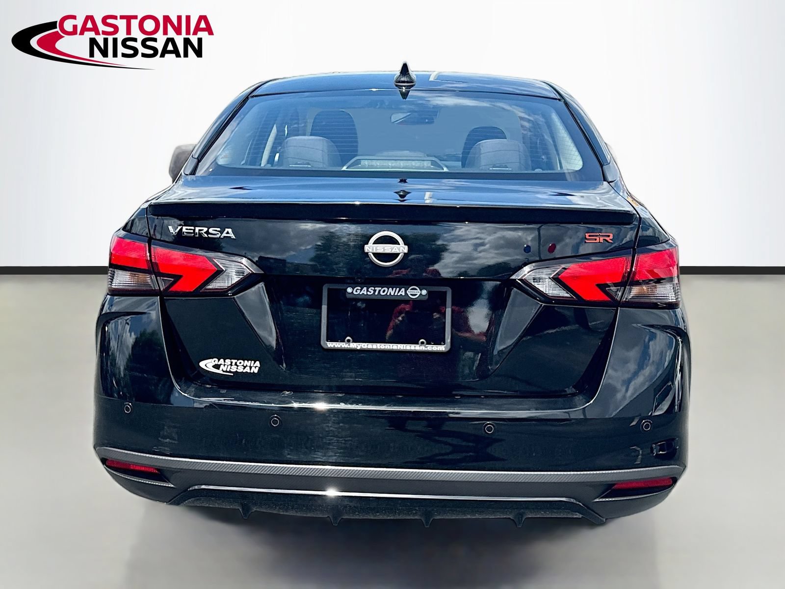 Used 2024 Nissan Versa SR FWD image 7