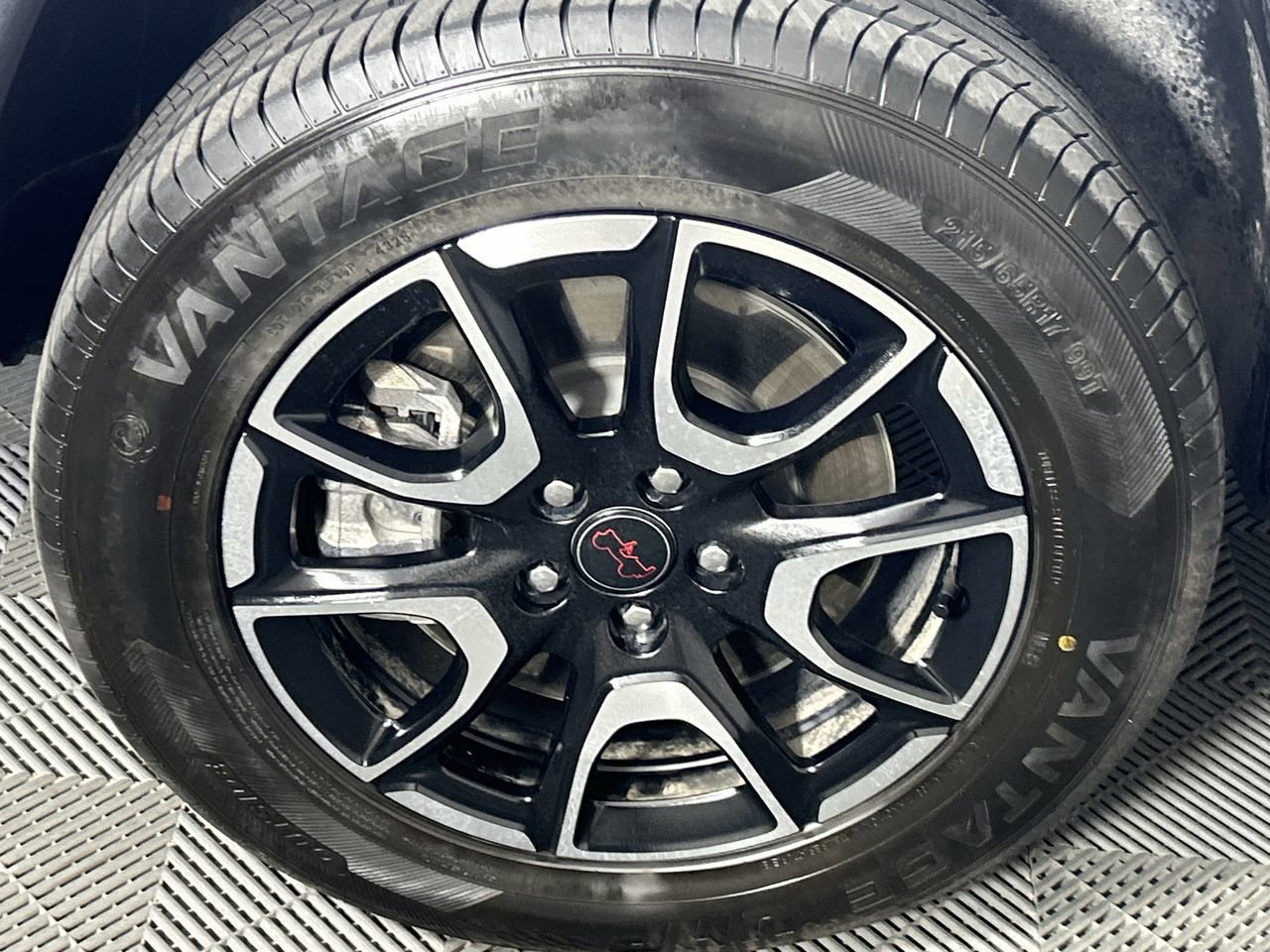 Used 2025 Jeep Compass Trailhawk AWD/4WD image 9