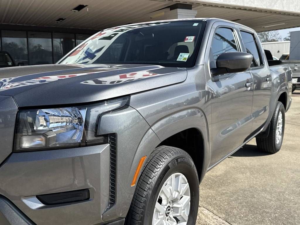 Used 2023 Nissan Frontier SV image 2