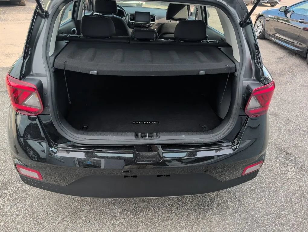 Used 2022 Hyundai Venue SEL FWD image 12