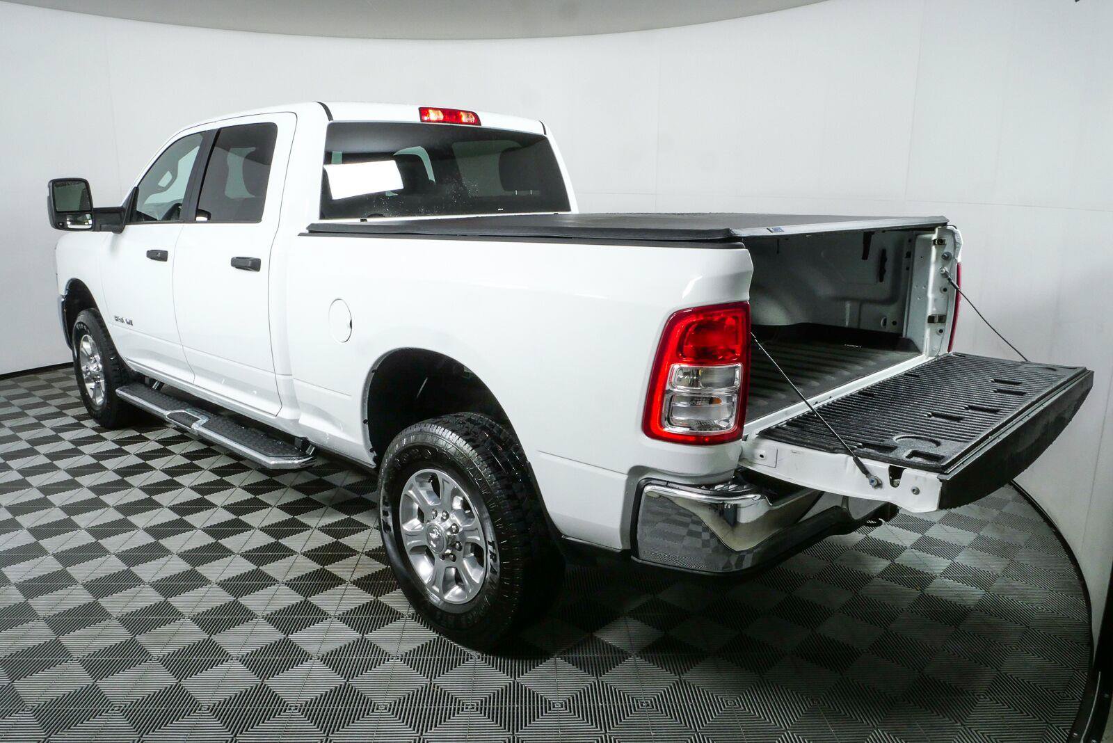 Used 2024 RAM 2500 Big Horn AWD/4WD image 30