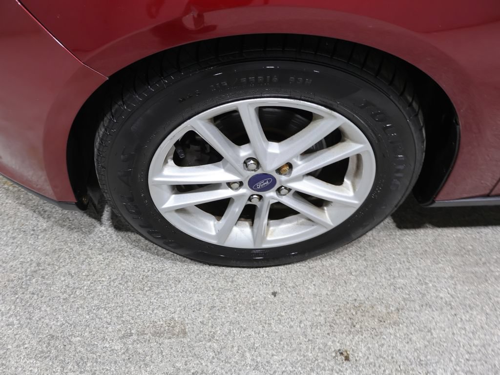 Used 2015 Ford Focus SE w/ SE Cold Weather Package FWD image 21